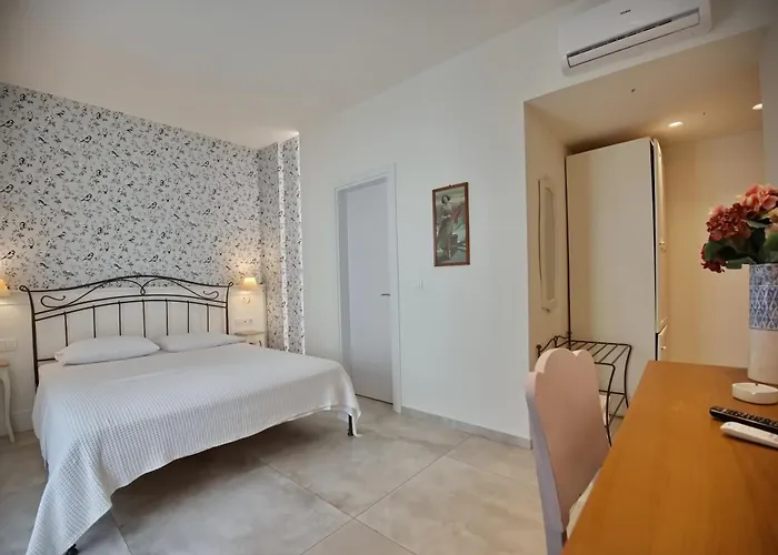 Отель Liadromia *