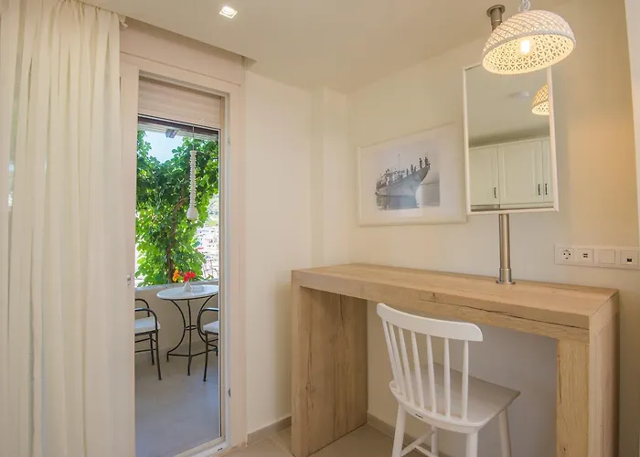 Отель Liadromia